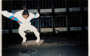 Comunicat de presă – Tommy Jeans lansează campania de brand Toamna 2022 cu TEMS