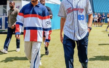 LEWIS HAMILTON ȘI GEORGE RUSSELL AU PURTAT LA MIAMI GRAND PRIX PRODUSE TOMMY HILFIGER  DIN NOUA COLECȚIE CREATĂ ÎN COLABORARE CU MERCEDES AMG-F1 ȘI AWAKE NY