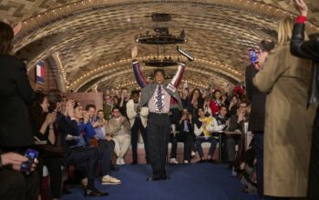 TOMMY HILFIGER SĂRBĂTOREȘTE UN “NEW YORK MOMENT” PERFECT LA RUNWAY SHOW-UL TOAMNA-IARNA ‘24