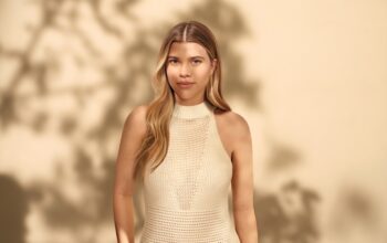 TOMMY HILFIGER SĂRBĂTOREȘTE STILUL DE VARĂ CU O COLECȚIE CAPSULĂ ALEASĂ ÎN COLABORARE CU SOFIA RICHIE GRAINGE 
