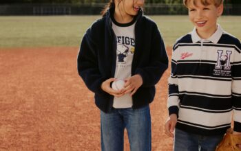 TOMMY HILFIGER COLABOREAZĂ CU PEANUTS PENTRU A ADUCE FARMECUL STILULUI VARSITY ÎN ARTICOLELE PREFERATE PENTRU BACK TO SCHOOL