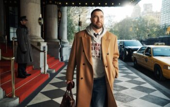 TOMMY HILFIGER ÎI INVITĂ PE TRAVIS KELCE ȘI PRIETENII SĂI LA THE PLAZA, ÎN UNIVERSUL SĂU NEW YORKEZ, PENTRU TOAMNA 2026